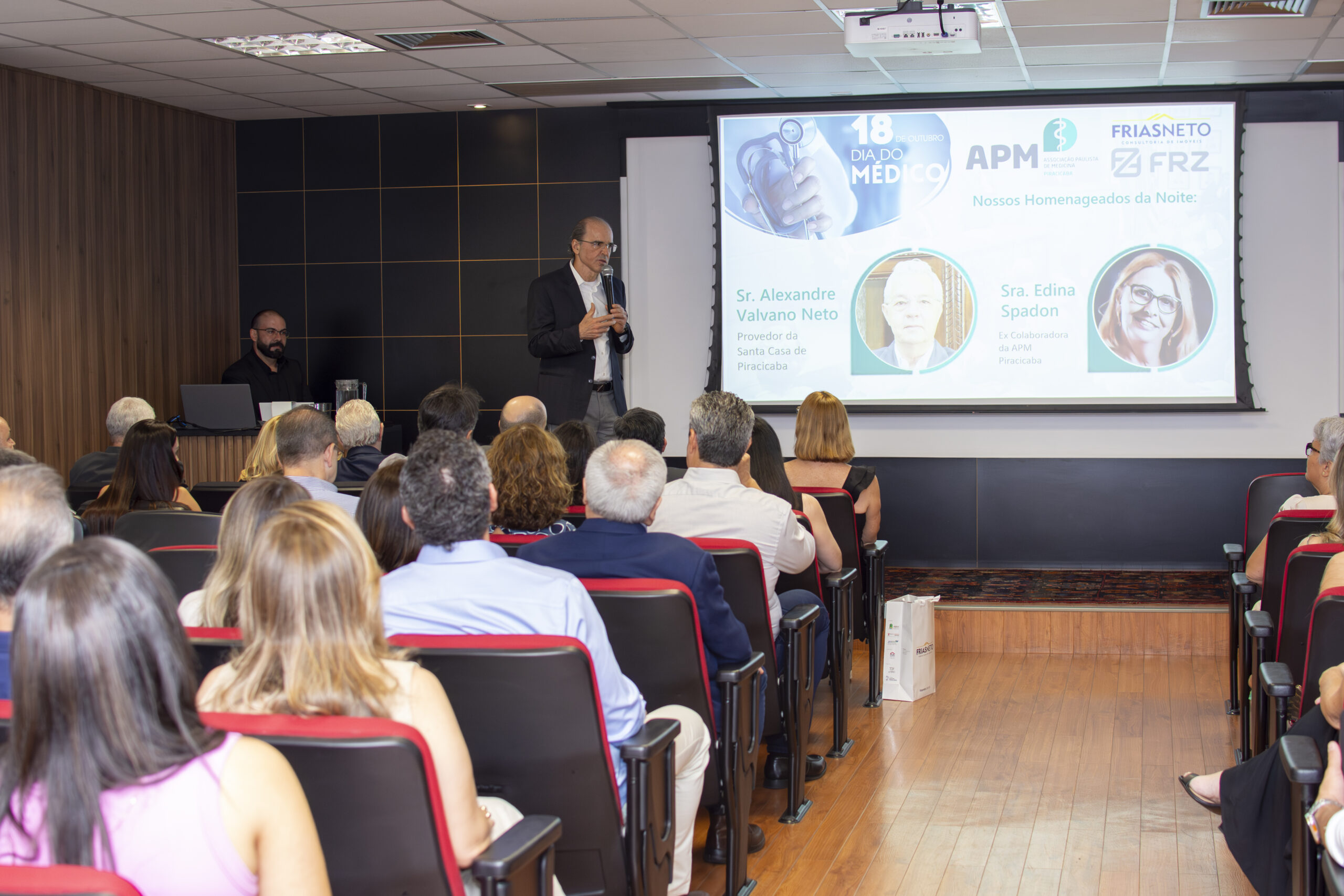 Frias Neto sedia Sessão Solene de Homenagem realizada pela Associação Paulista de Medicina