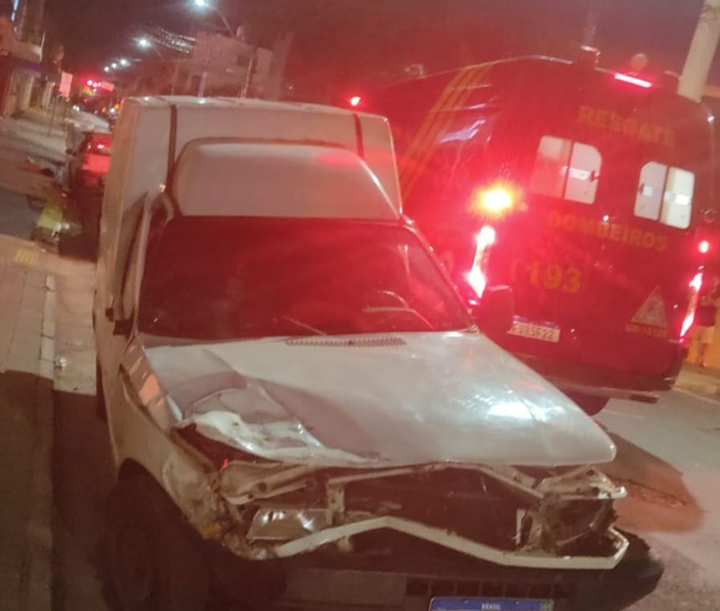 Acidente entre dois veículos resulta em capotamento no Centro de Piracicaba