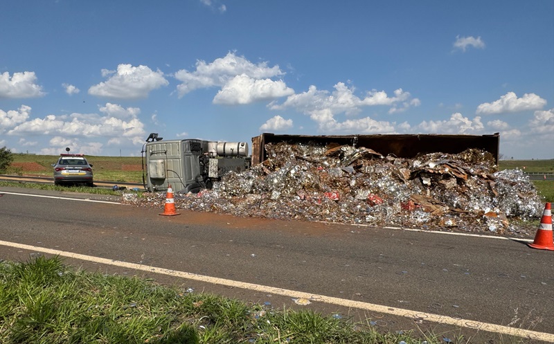 Caminhão com 25 toneladas de sucata tomba em rodovia de Piracicaba