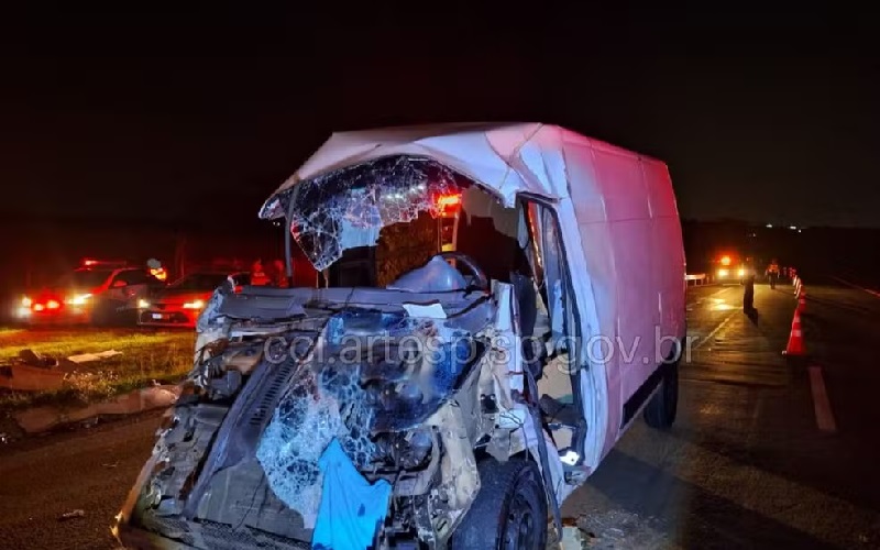 Duas pessoas morrem em colisão entre carreta e van em rodovia próxima a Piracicaba