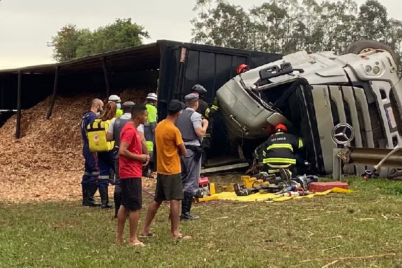 Caminhão tomba e mata motorista em rodovia próxima de Piracicaba