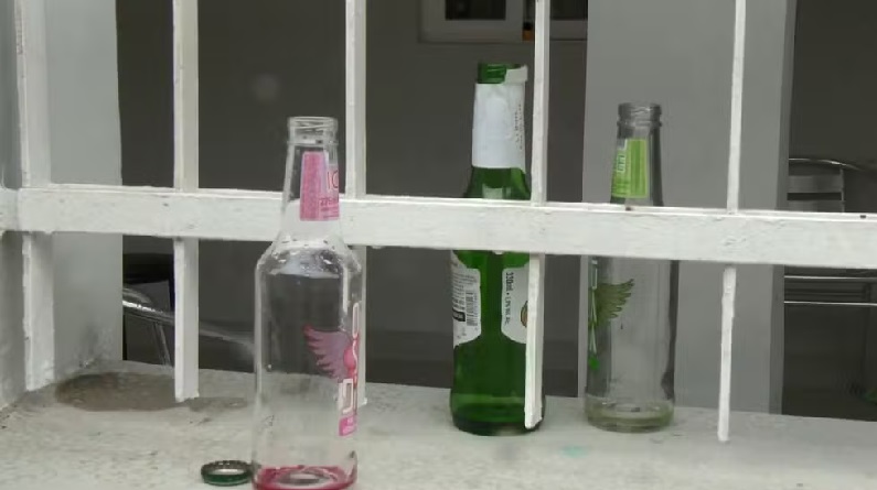 Mulher é baleada na cabeça e só percebe ferimento horas depois ao descer para comprar bebidas