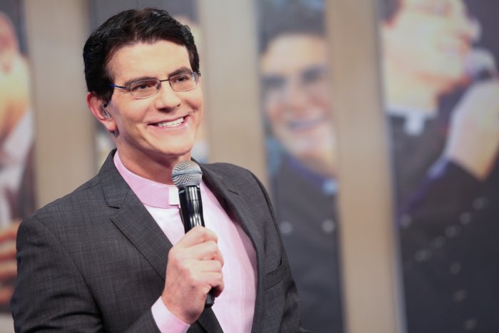 Criança de Piracicaba participa de especial de Nossa Senhora Aparecida e pede a cura da visão do pai