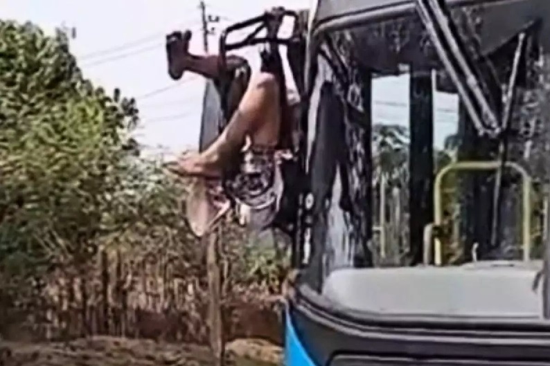 Em Piracicaba, mulher é flagrada pendurada em retrovisor de ônibus em movimento