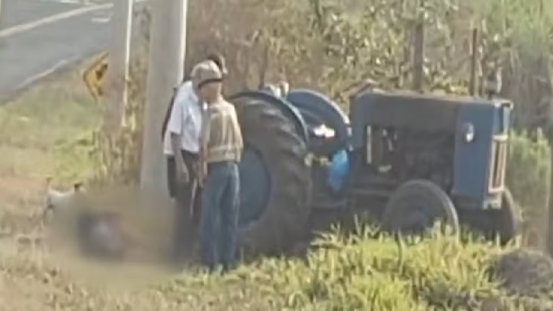 Trator desgovernado invade via e atinge carro em estrada de Piracicaba