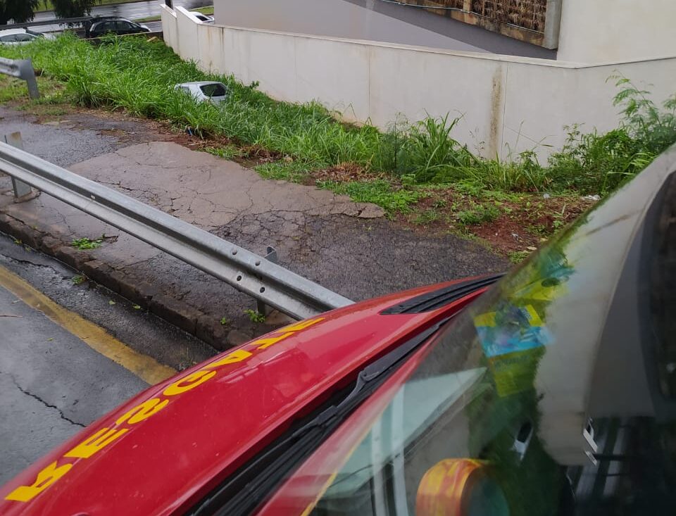 Veículo perde o controle e cai em ribanceira durante chuva forte em Piracicaba