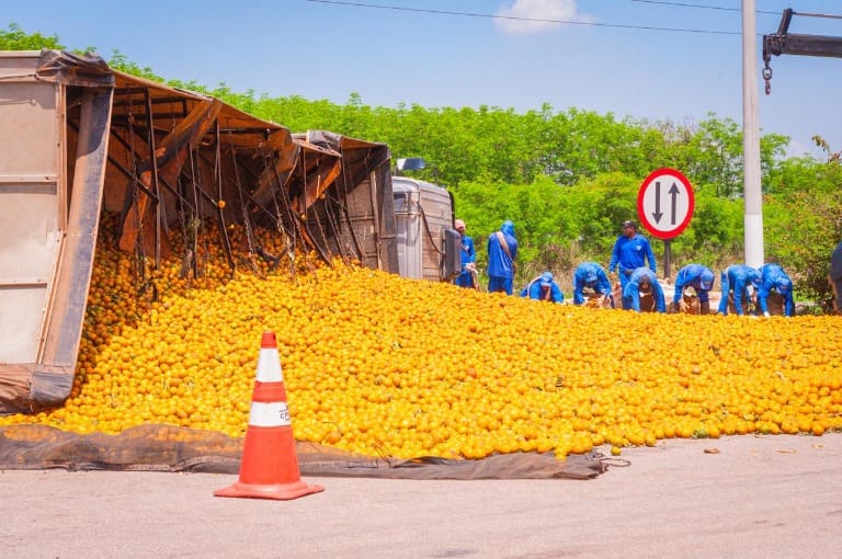 Caminhão com 32 toneladas de laranja tomba em rodovia de Piracicaba