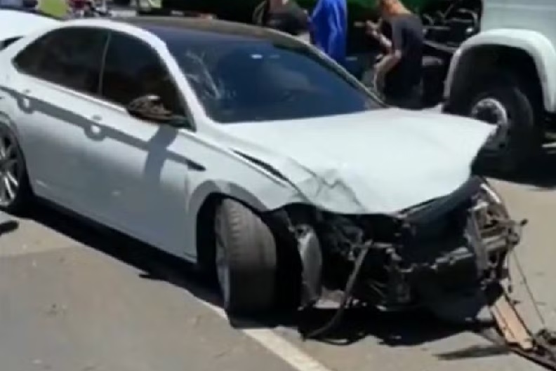 Carros esportivos em alta velocidade realizam manobras perigosas e provocam acidente na Rodovia dos Bandeirantes (SP-348)