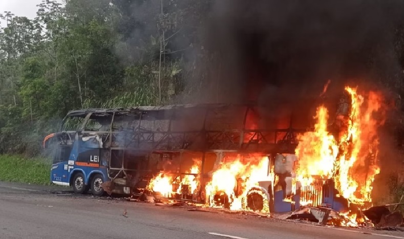 Passageiro é preso após se trancar no banheiro e atear fogo em ônibus com 40 pessoas