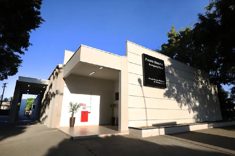 Médico é suspeito de beijar e passar a mão em cintura de criança