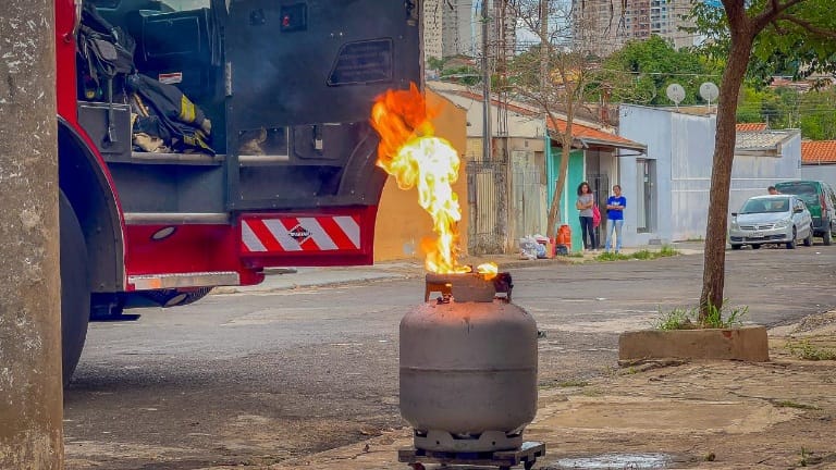 Botijão de gás explode dentro de residência em Piracicaba