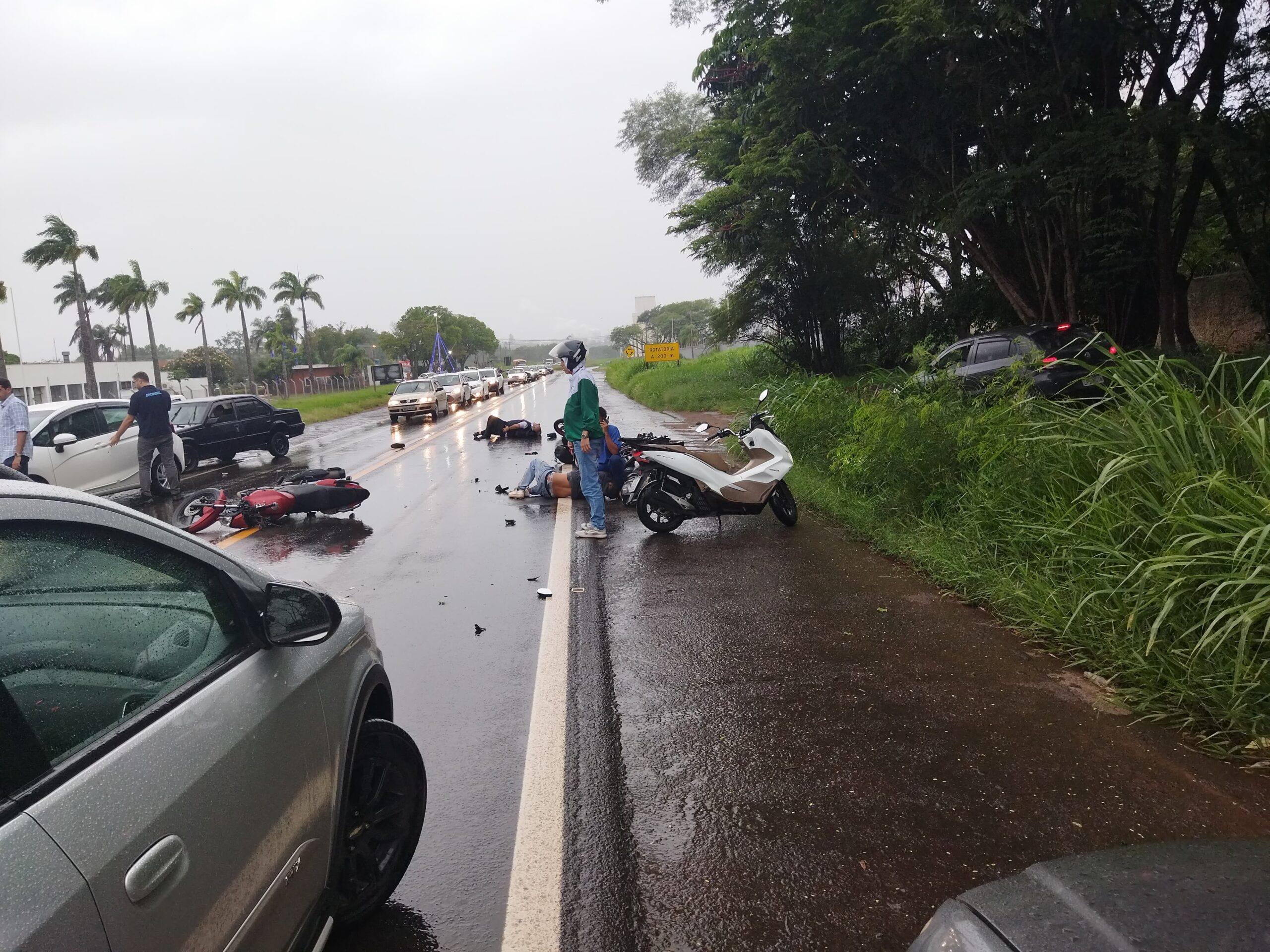 Jovem tem tórax esmagado após motocicleta escorregar em rodovia de Piracicaba
