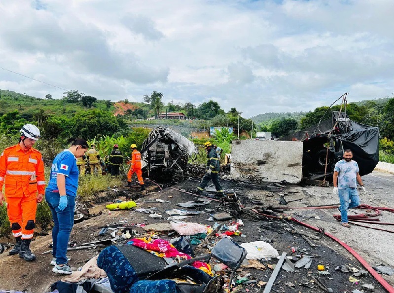 Grave acidente em rodovia envolvendo três veículos deixa 38 mortos