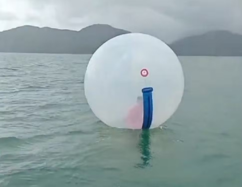 Criança de 8 anos é resgatada de bolha inflável à deriva no mar em Ubatuba