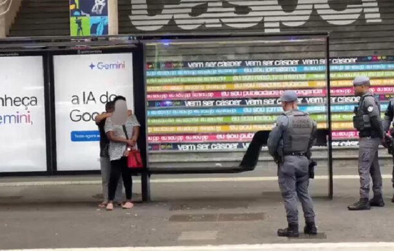 Polícia Militar salva mulher mantida refém em ponto de ônibus