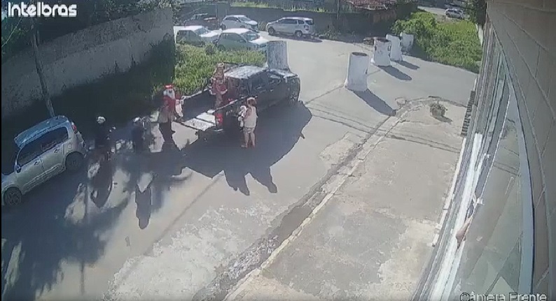 Criminosos assaltam Papai Noel e ajudantes durante entrega de presentes