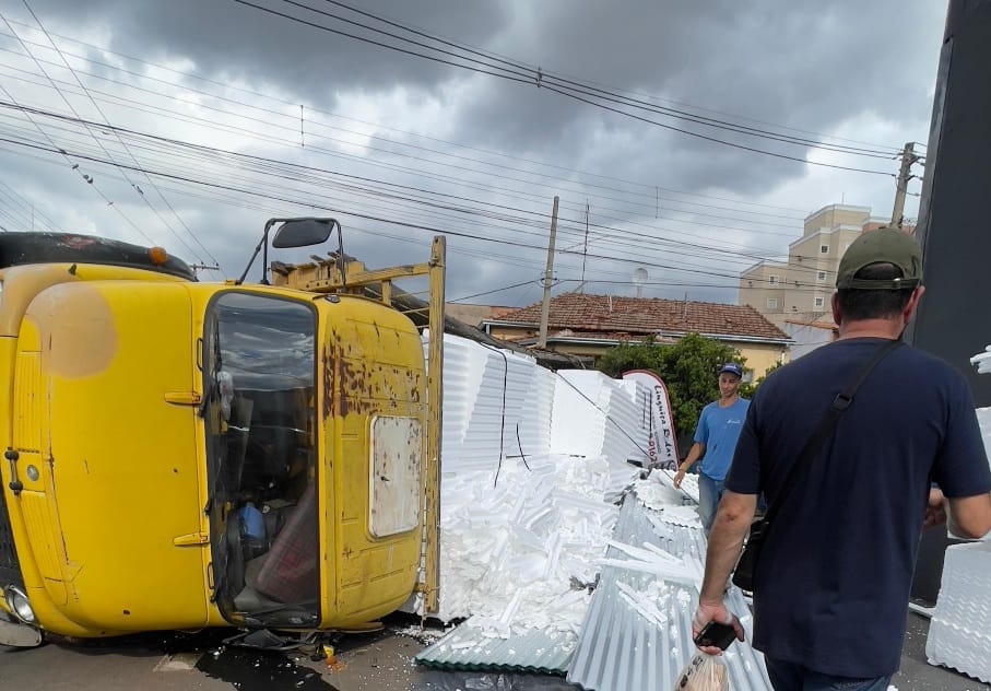 Caminhão carregado com telhas e isopor tomba e espalha carga em Piracicaba