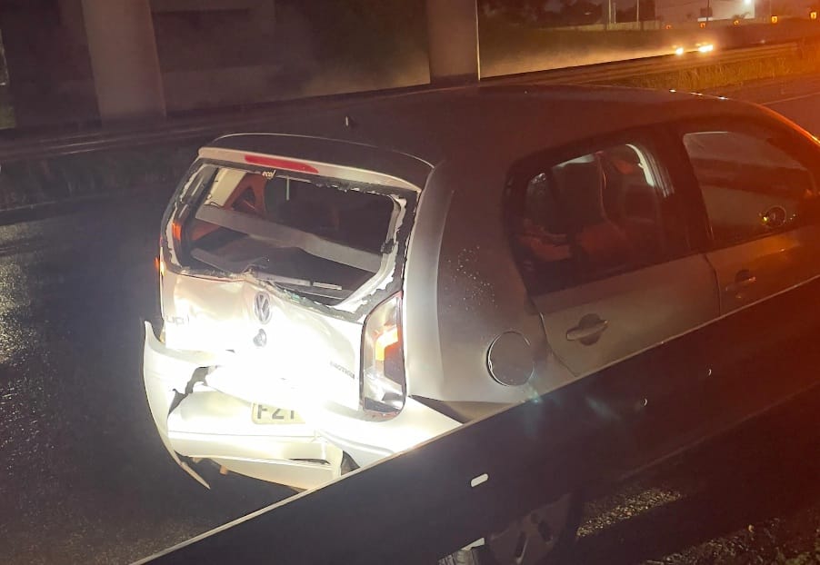 Caminhão de pequeno porte colide com dois veículos na Rodovia do Açúcar, em Piracicaba