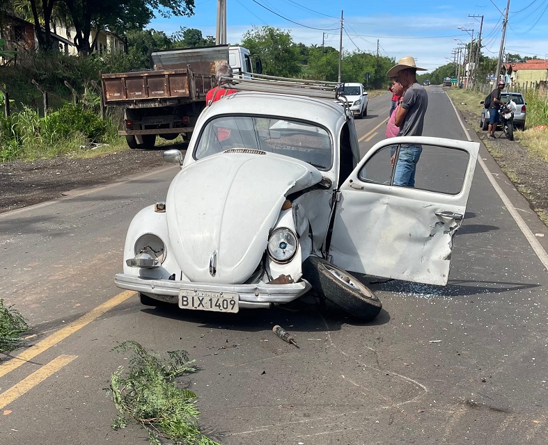 Acidente entre Fusca e caminhão deixa idoso em estado grave em Piracicaba