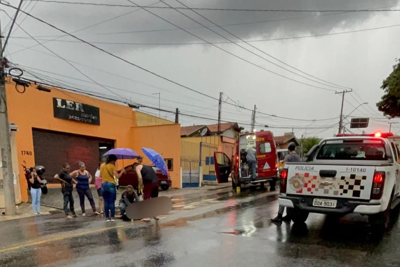 Motociclista é socorrido após colisão com Saveiro em avenida de Piracicaba