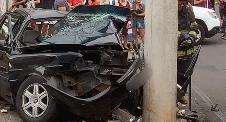 Motorista fica em estado grave após colidir veículo contra poste em Piracicaba