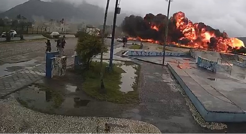 Avião de pequeno porte cai e explode em Ubatuba (SP); duas pessoas morreram