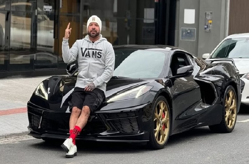 Influencer/empresário morre durante a realização de tatuagem