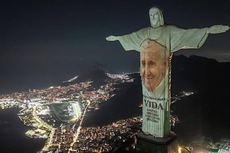 Papa latino sul americano, Francisco tem imagem projetada no Cristo Redentor e no Obelisco de Buenos Aires