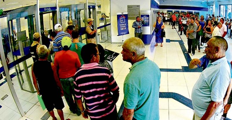 Briga gera debate: desacompanhadas, cuidadores de crianças especiais e idosos podem usar fila preferencial?