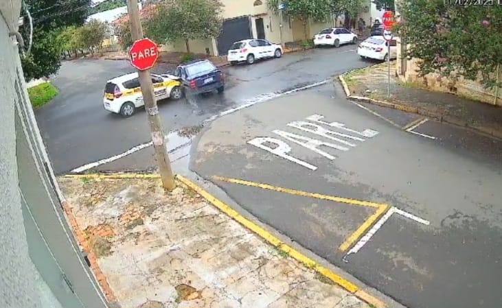 Motorista atravessa o pare e bate em carro da autoescola em Piracicaba