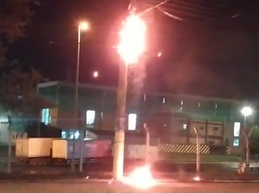 Poste com fios estourados pega fogo e assusta populares em Piracicaba