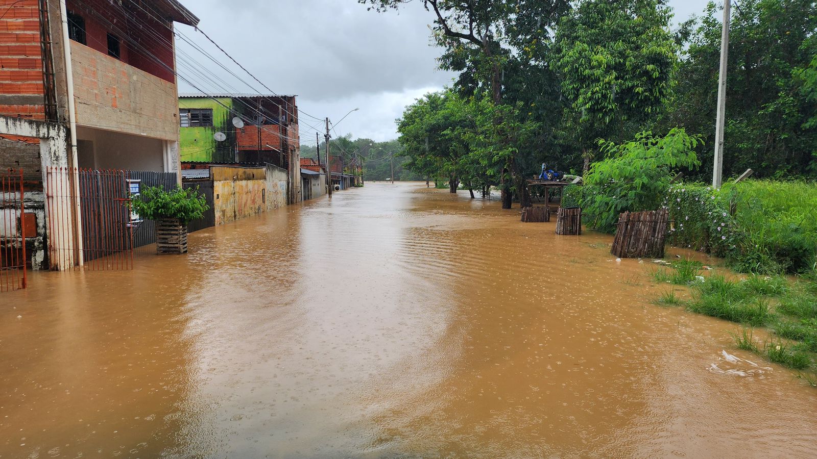 Rio Capivari transborda e famílias precisam deixar casas