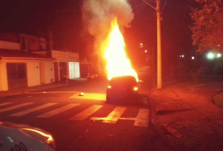 Indivíduo é preso após incendiar o próprio carro e atacar policiais na região de Piracicaba