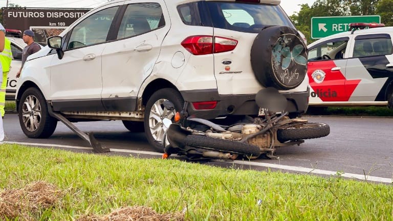 Motociclista fica ferido em colisão com carro na Rodovia Geraldo de Barros, em Piracicaba