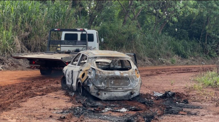 Veículo é encontrado completamente queimado em estrada de terra em Piracicaba