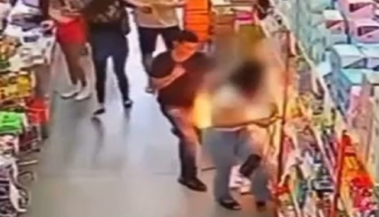 Celular explode no bolso de mulher que fazia compras