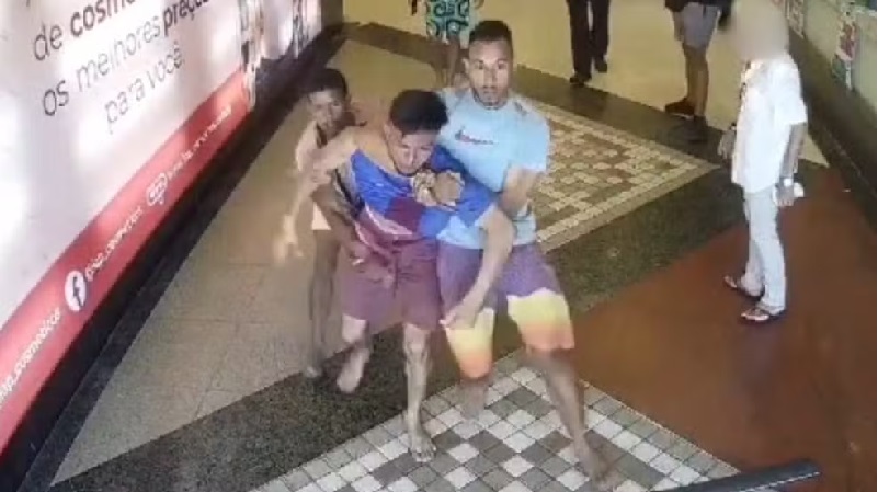 Homem é agredido e morto com dez tiros dentro de shopping
