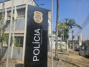 Trio cerca carro e agride motorista durante semáforo fechado em Piracicaba dp plantão policial policia civil