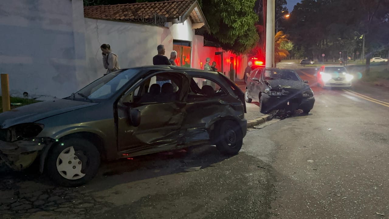 Colisão entre dois veículos na saída de supermercado em Piracicaba deixa três feridos; um deles está em estado grave