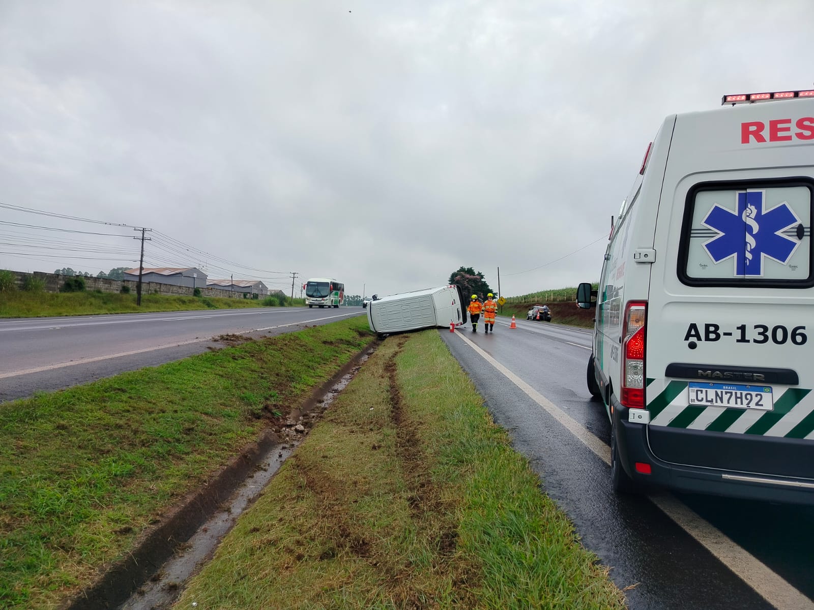 Van capota em rodovia de Piracicaba após motorista perder controle do veículo