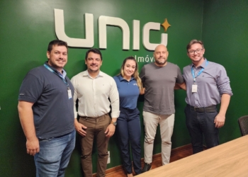 legenda da foto: Fernando e Roney, socios proprietarios da Unio Seguros e Amanda receberam a visita dos colaboradores da Porto Seguro