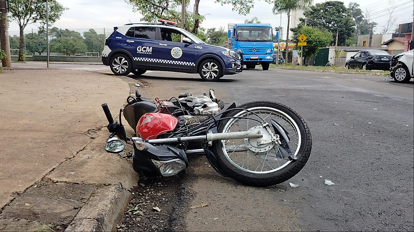 Motociclista é arremessado ao solo após motorista ignorar sinal de parada em Piracicaba