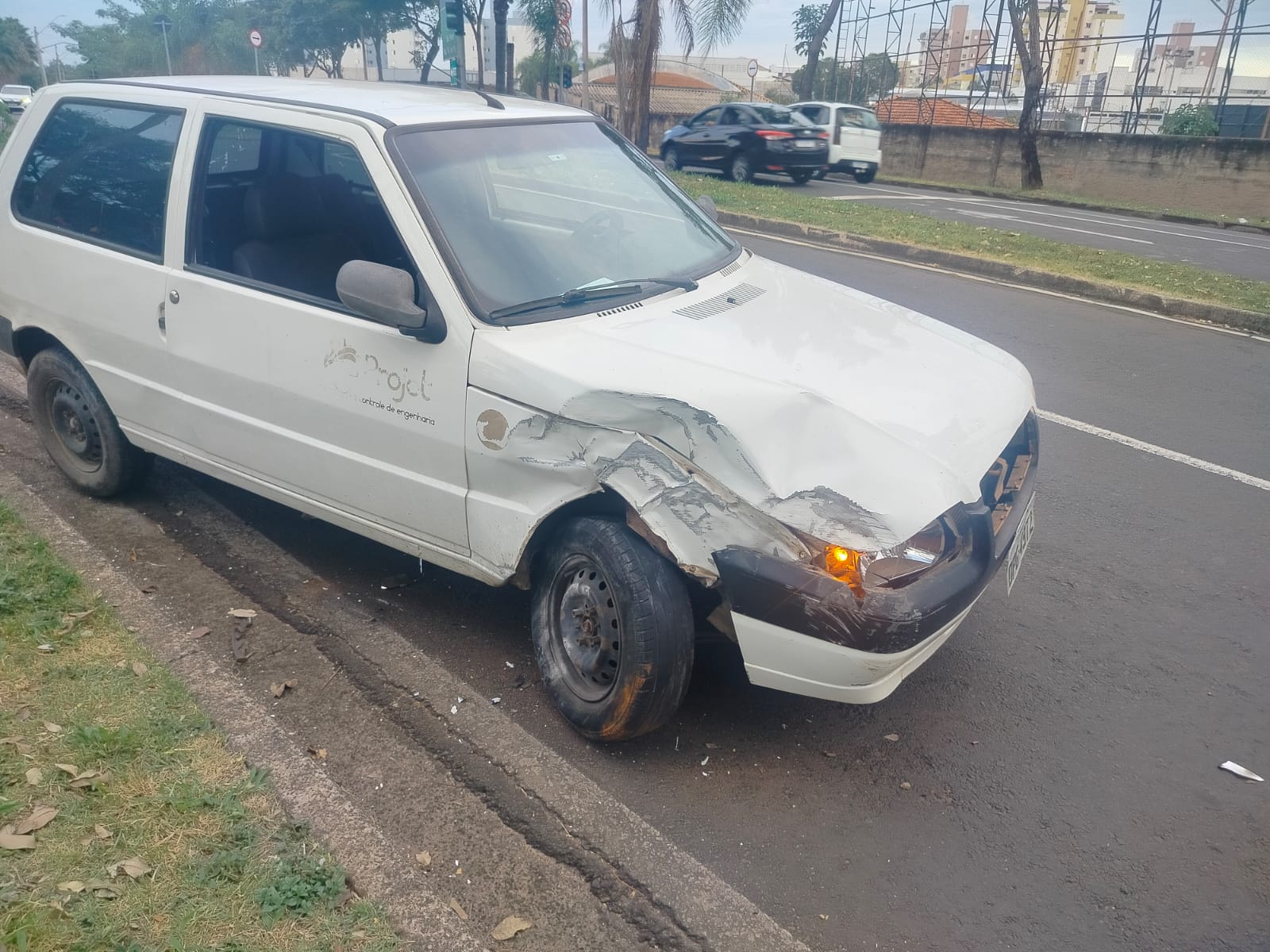 Motorista de caminhonete bate em Uno e foge sem prestar socorro em Piracicaba