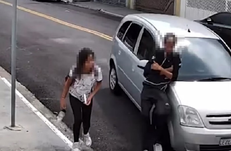 Pai atropela adolescente que teria brigado com filho em escola