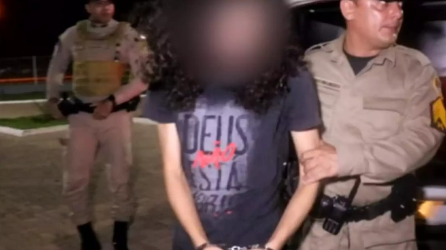 Professor é preso após dar “chá com sêmen” para alunas durante aula de canto