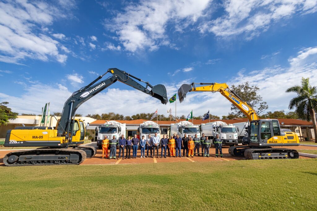 Prefeitura recebe sete novos equipamentos para serviços de limpeza pública