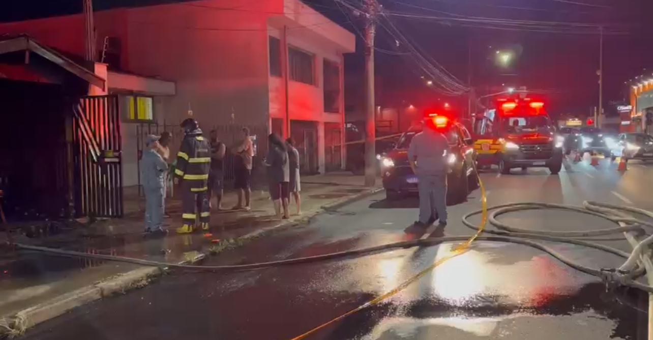 Três moradores e 37 gatos são salvos em grande incêndio em Piracicaba