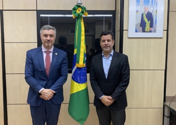 Na foto, o Vinicius aparece ao lado de Leonardo Barchini, Secretário executivo do Ministério da Educação (MEC)