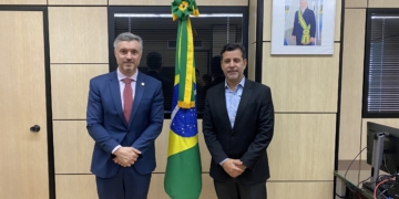 Na foto, o Vinicius aparece ao lado de Leonardo Barchini, Secretário executivo do Ministério da Educação (MEC)