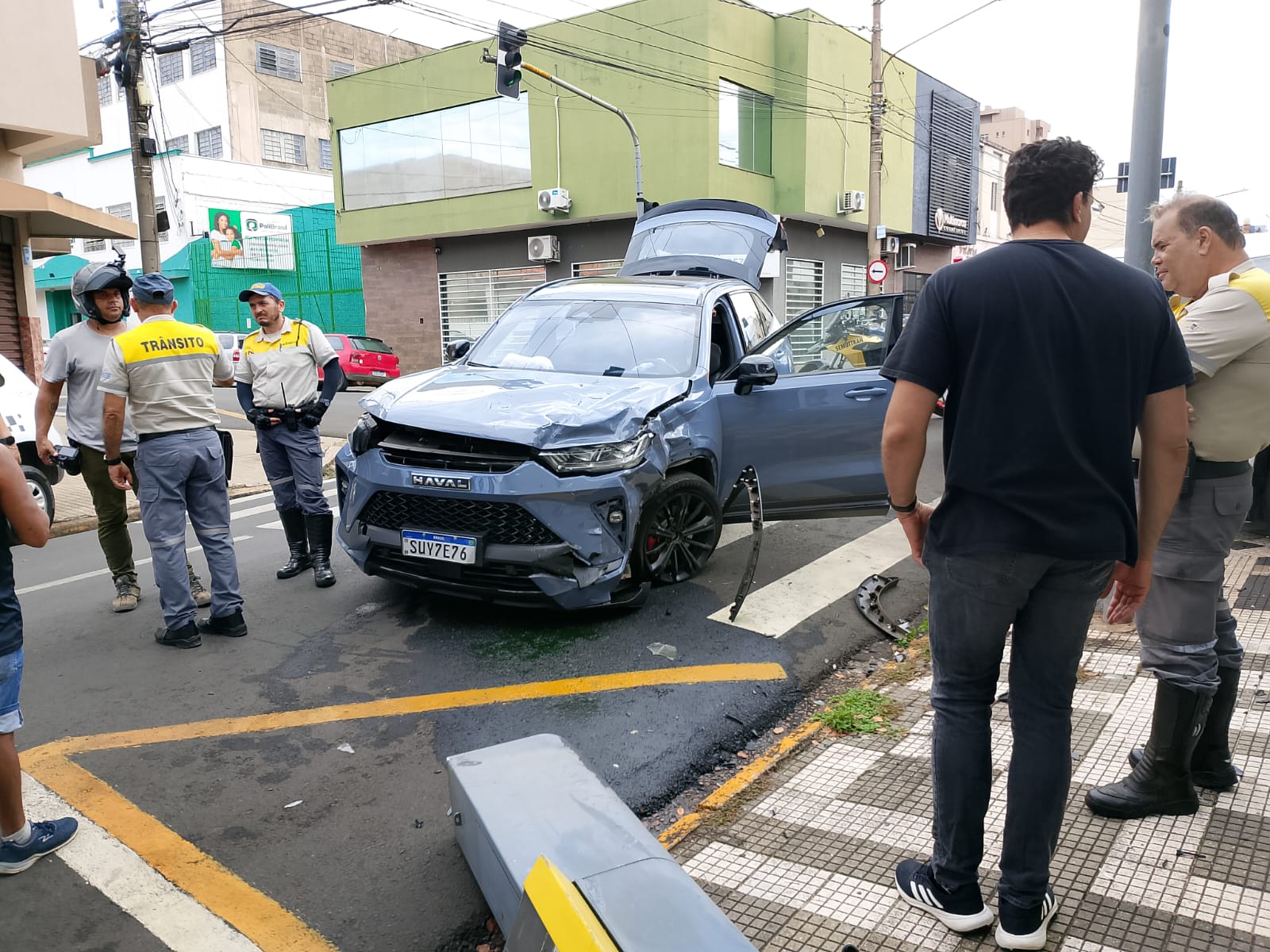 Acidente entre dois veículos destrói parquímetro e deixa três feridos em Piracicaba
